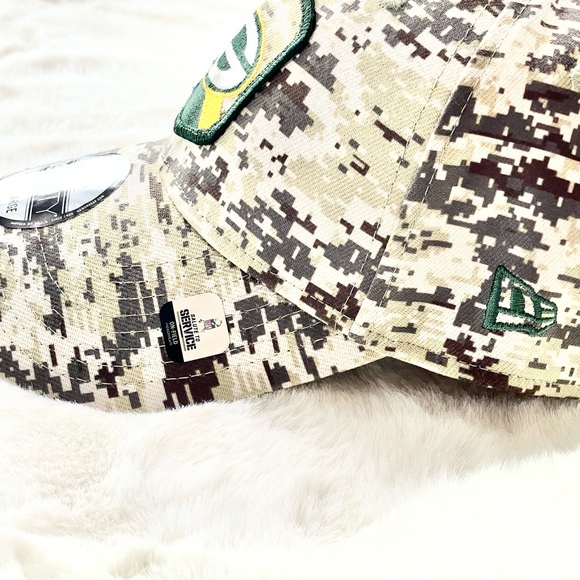 New with tags GREEN BAY PACKERS OFFICIAL NFL HAT CREAM & GREEN CAMO  w/logo - Picture 4 of 6